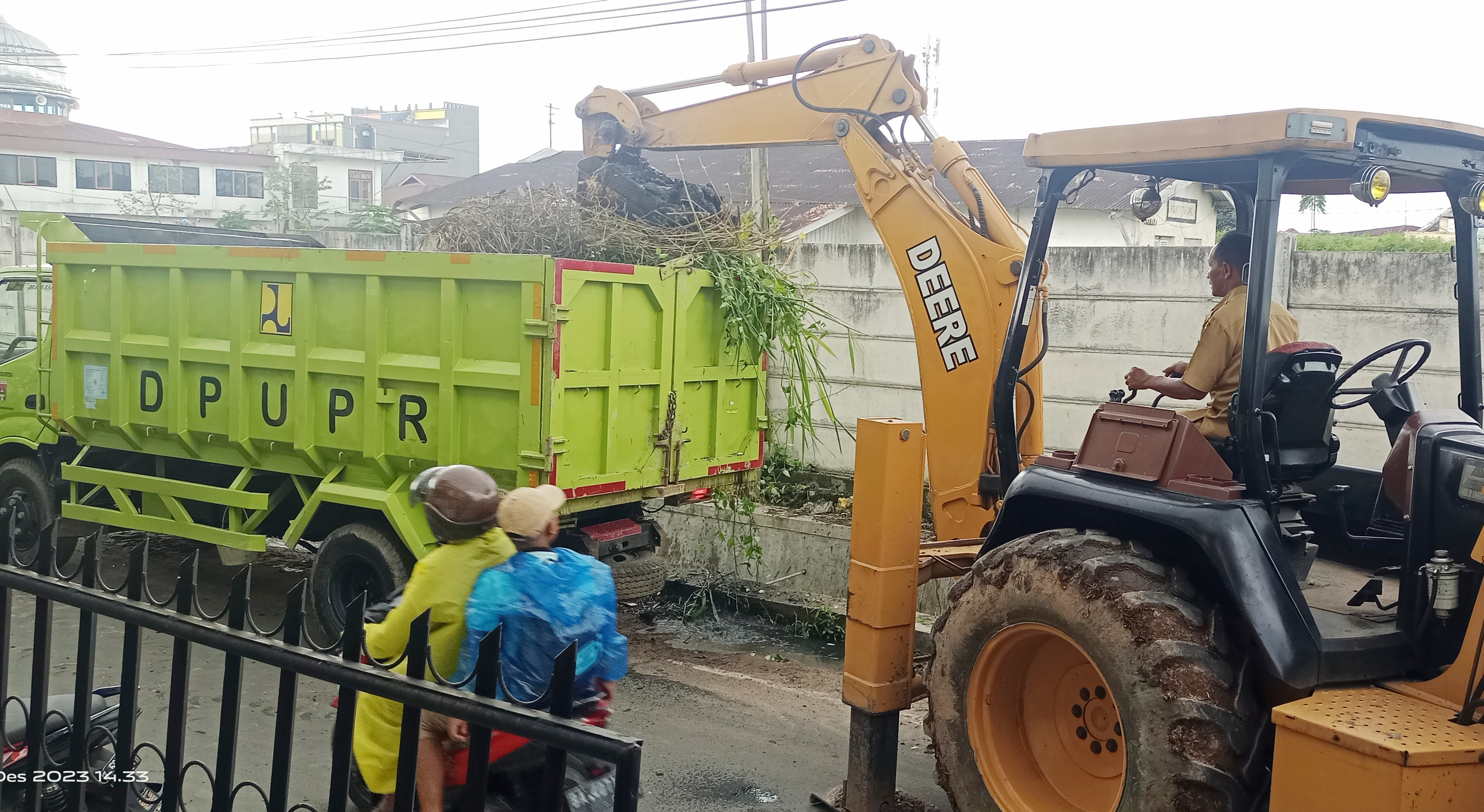 Dinas PUPR Bukittinggi Bersihkan Saluran Air di Wilayah Stasiun dan Sekitarnya 