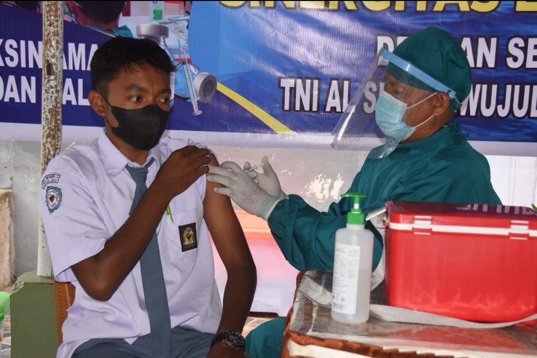 Nakes TNI AL Lantamal II Beri Pelayanan Vaksinasi ke Masyarakat 