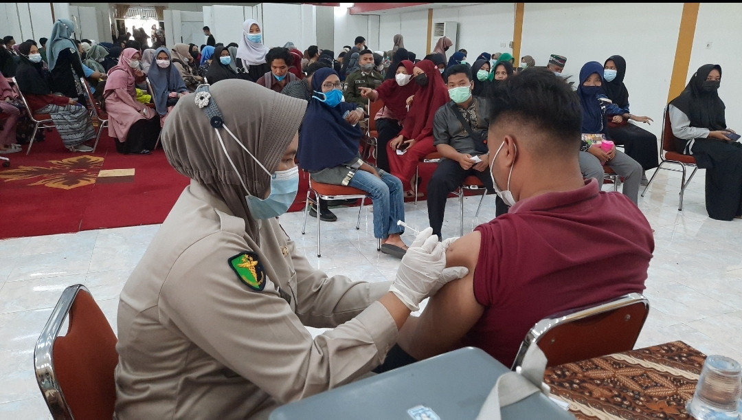 Antusias Vaksinasi Covid-19 Tinggi, Ratusan Mahasiswa UIN Imam Bonjol Serbu Aula Manshur