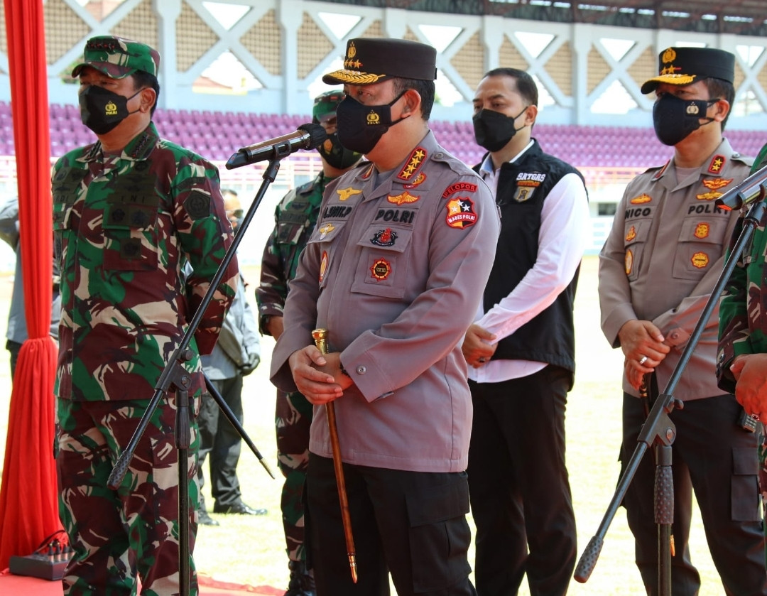 Tinjau Vaksinasi di Surabaya, Kapolri: Datangi dan Layani Warga yang Ada Di Titik Tak Terjangkau 
