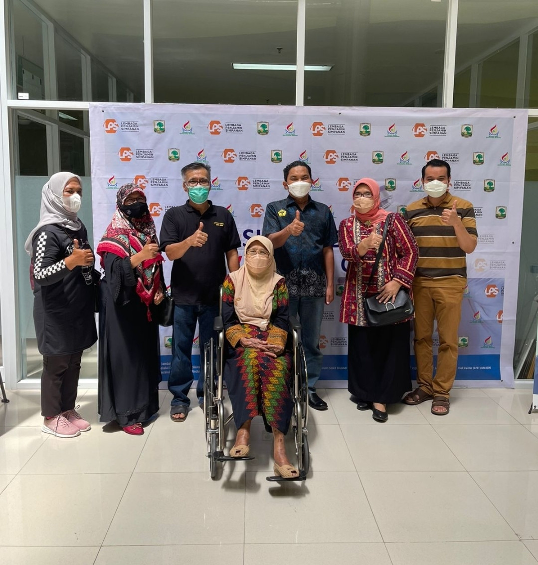Lansia Semangat Minta Divaksin, Direktur RS Unand   Merasa Salut