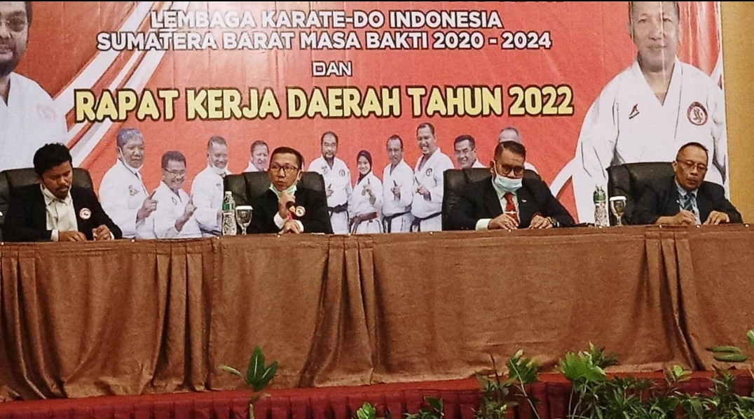 Waketum I PB Lemkari Firdaus Ilyas Tutup Raker Lemkari Sumbar 