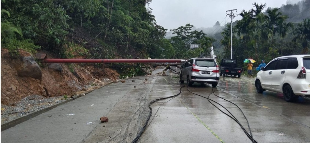 Salah Satu Tiang Listrik di Sitinjau Lauik Menimpa Satu Mobil Avanza