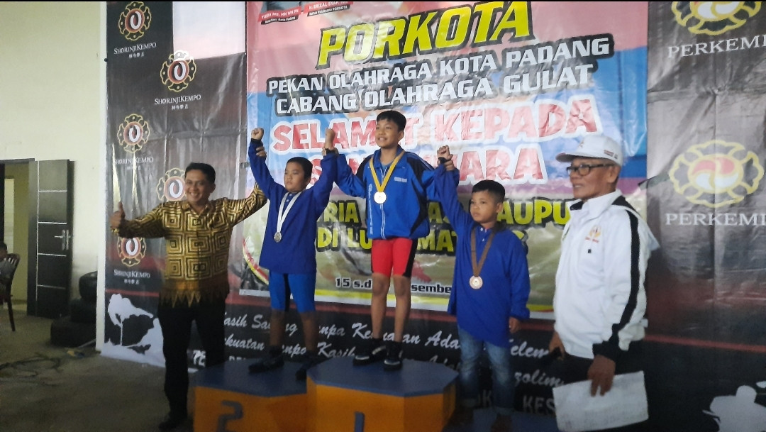 Motifasi anak nagari, Evi yandri saksikan pegulat Kuranji bertarung di atas matras 