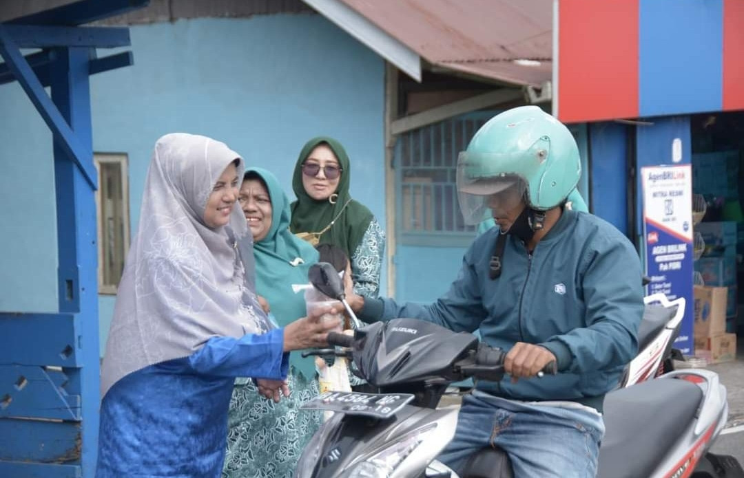 TP-PKK TPL Bagikan Takjil untuk Warga 