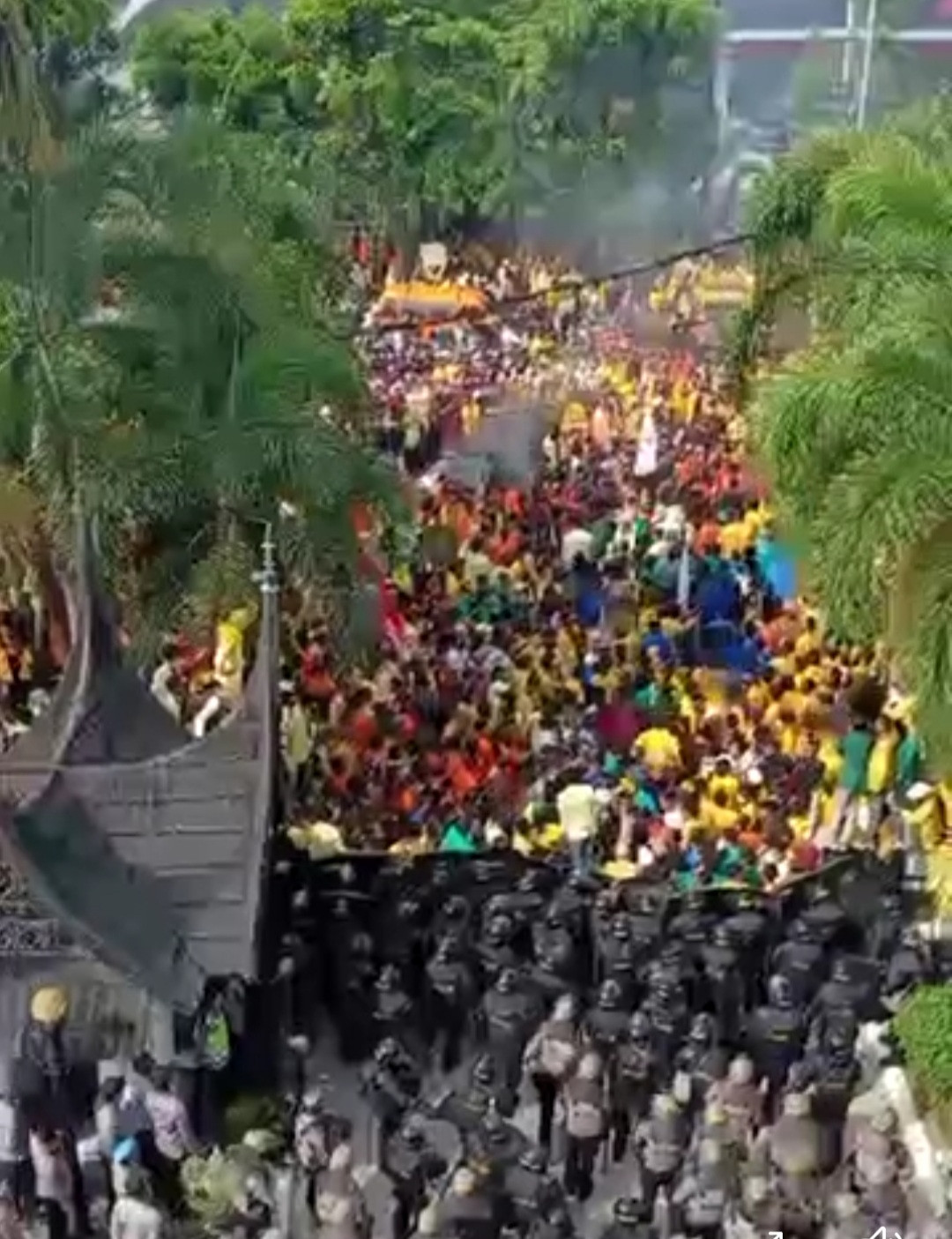 Aksi Demo di Depan Kantor DPRD Sumbar Ricuh