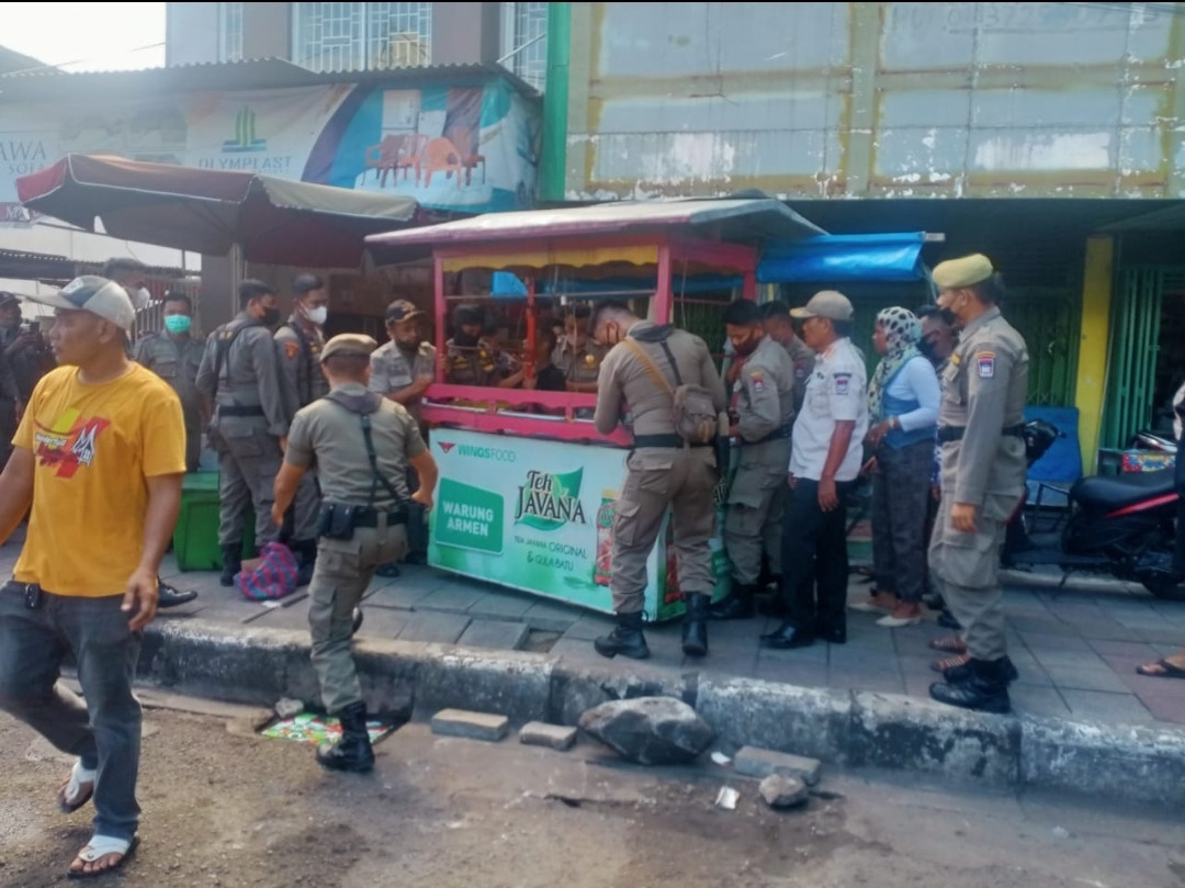 Satpol PP Sita Lapak PKl di Pasar Raya Padang. 