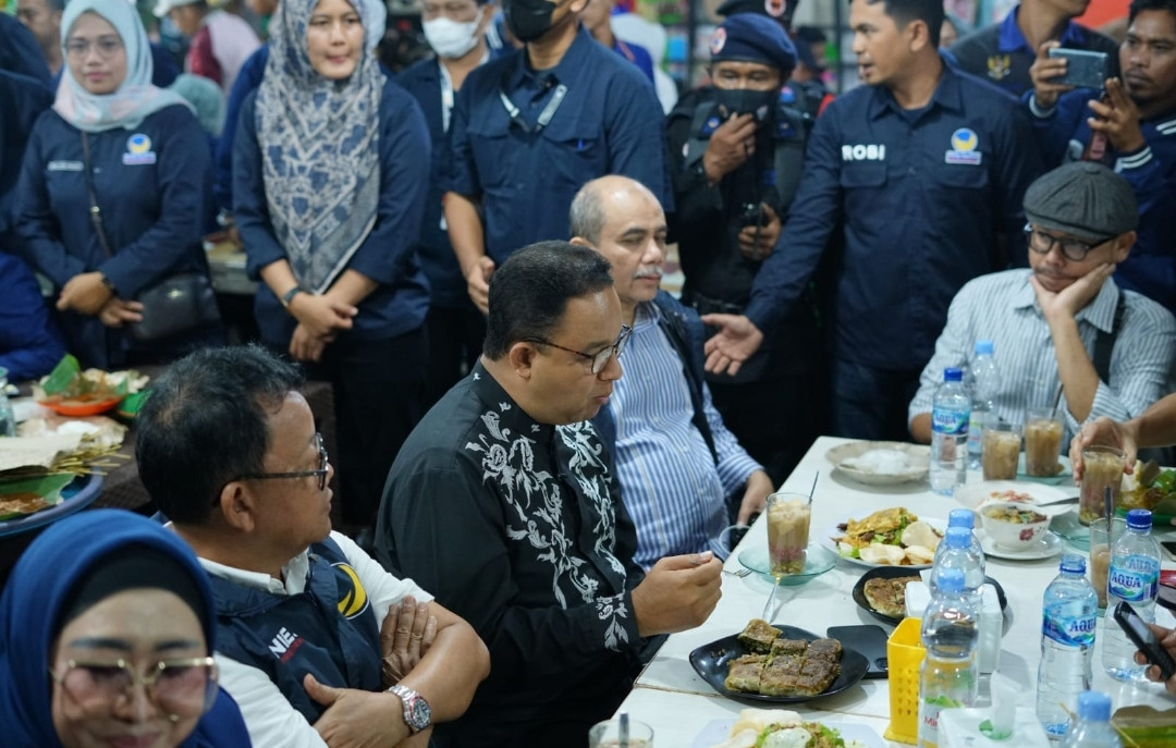Anies Baswedan Menyapa Warga Pengunjung Pasar Kuliner Kota Padang Panjang