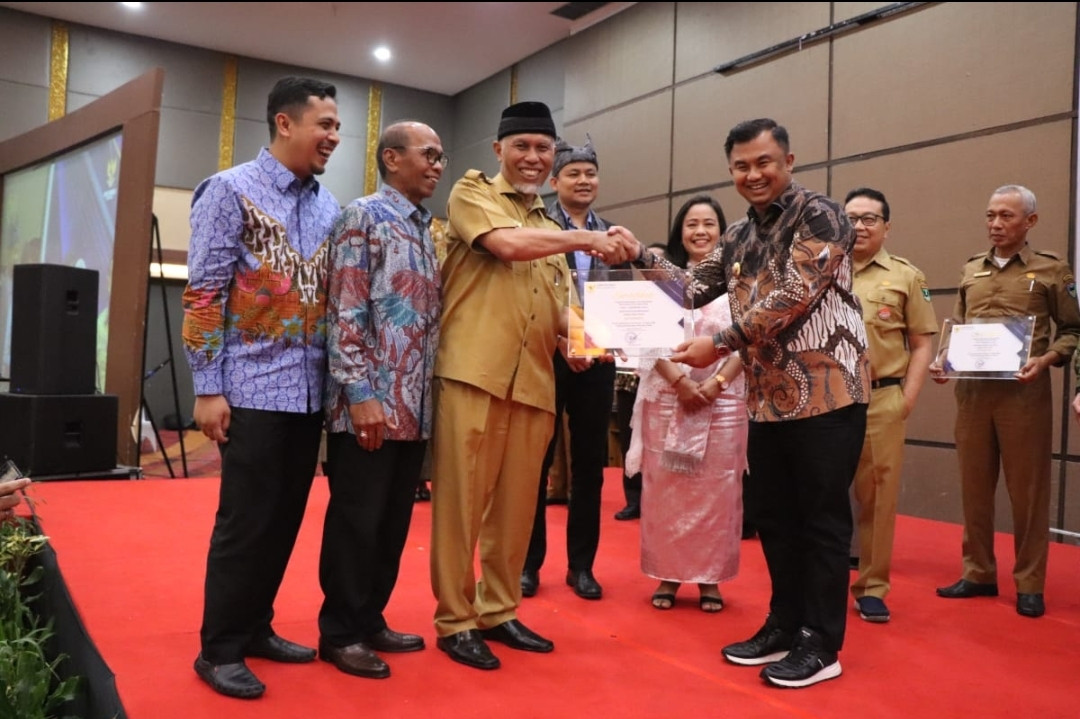 Wow.. Sutan Riska Dianugerahi BUKA Award dan Pemkab Dharmasraya INFORMATIF