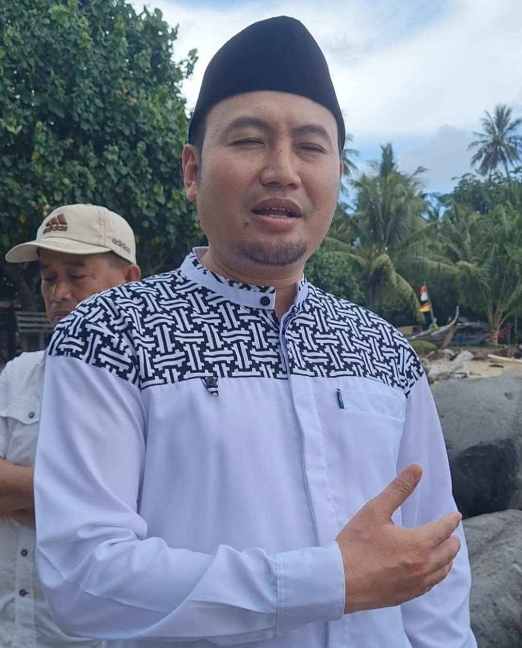 Rahmat Saleh Meninjau Lokasi Abrasi Pantai Air Manis 