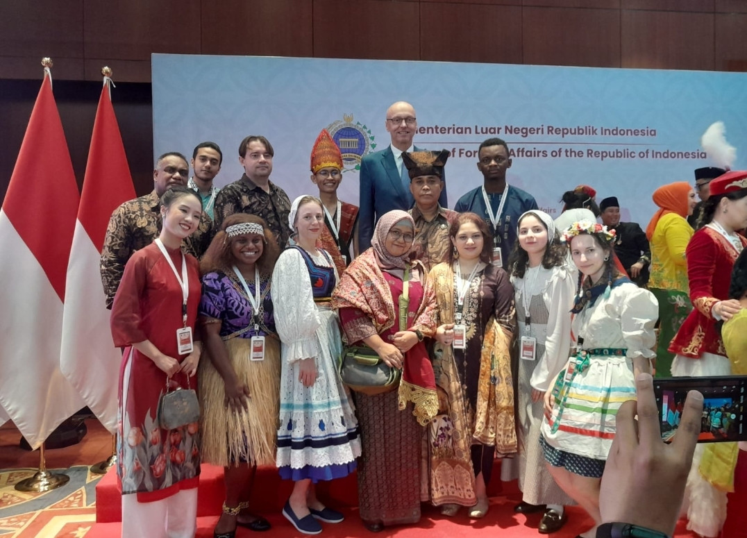 Anak Muda dari 9 Negara Belajar Seni Budaya Minang Kabau di Padang  