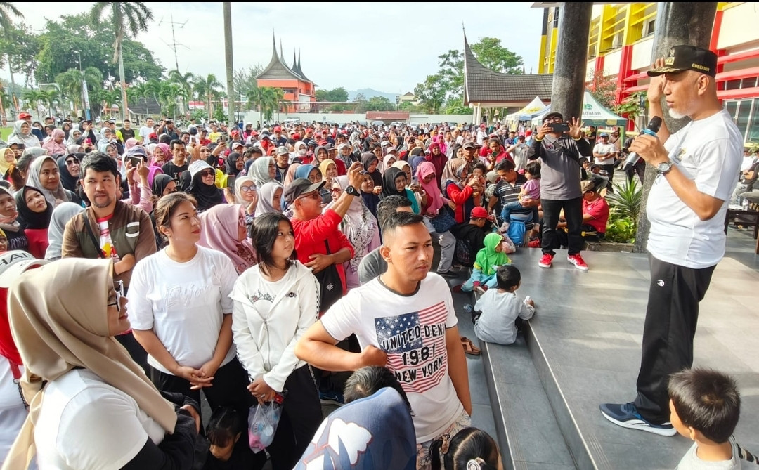 Dibuka Gub Sumbar, 3000 Peserta Fun Walk Meriahkan HUT Kadin Ke 55