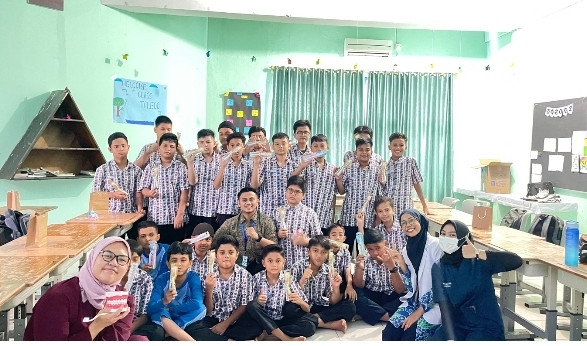 Penyuluhan Kesehatan Gigi Menyapa SMP IT Azkia Padang 