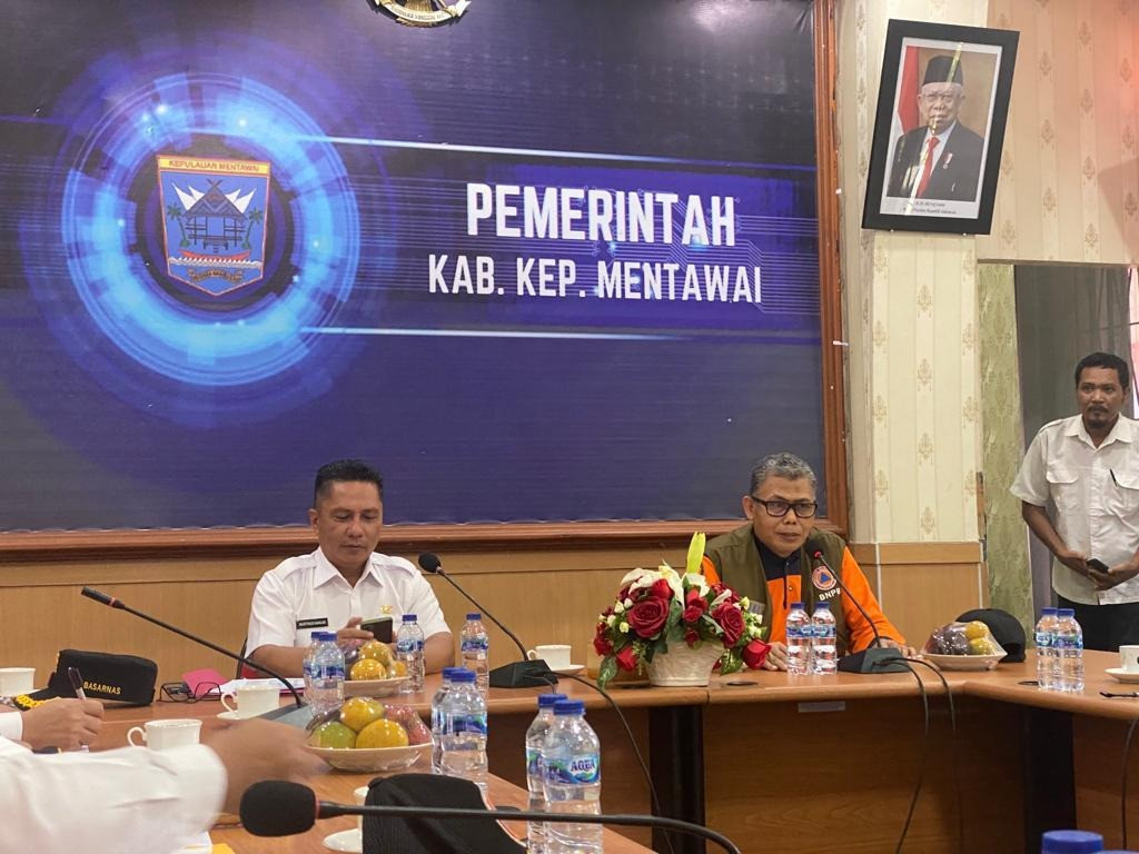 Direktur DID BNPB Zainal Arifin Serahkan Langsung Bantuan Gempa di Mentawai Sumatra Barat