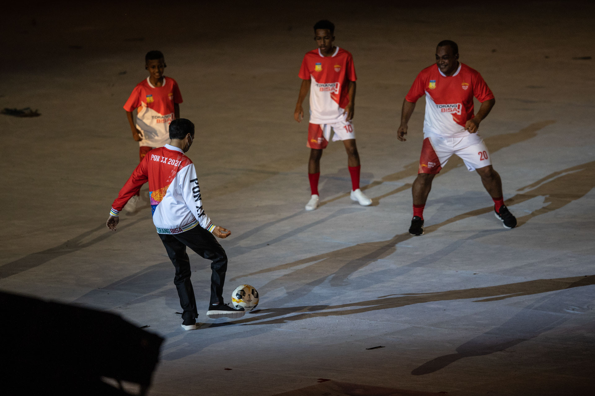 Momen Presiden Jokowi Bermain Bola dengan Anak Papua di Pembukaan PON
